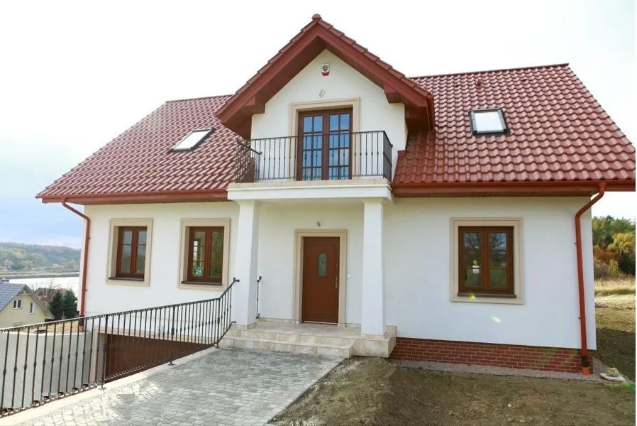 Zdjęcie Jakie okna do ceglastego dachu? Oto kolory, które musisz znać