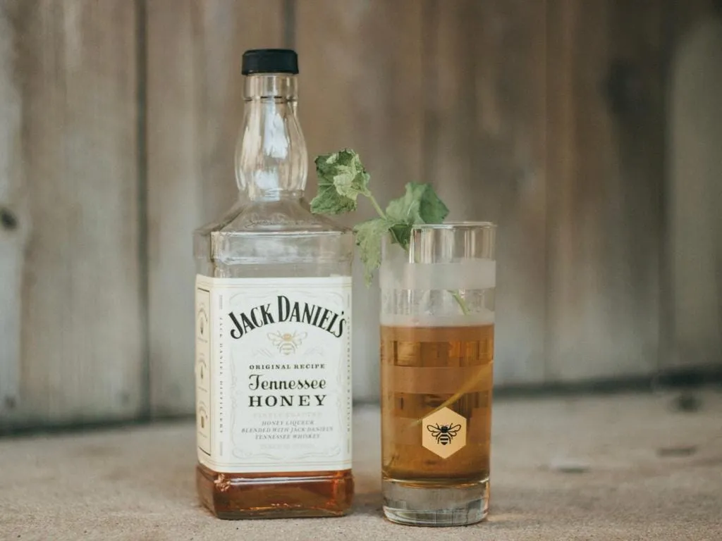 Zdjęcie Jak pić Jack Daniel&#039;s Honey: najlepsze sposoby i przepisy na drinki