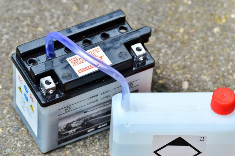 Zdjęcie Jak naładować akumulator w skuterze bez prostownika - sprawdzone metody