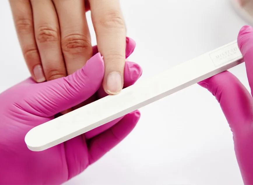 Zdjęcie Jak zrobić manicure hybrydowy w domu bez błędów i oszczędności