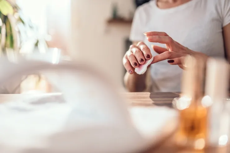 Zdjęcie Skuteczne sposoby na to, czym zmyć manicure hybrydowy bez uszkodzeń