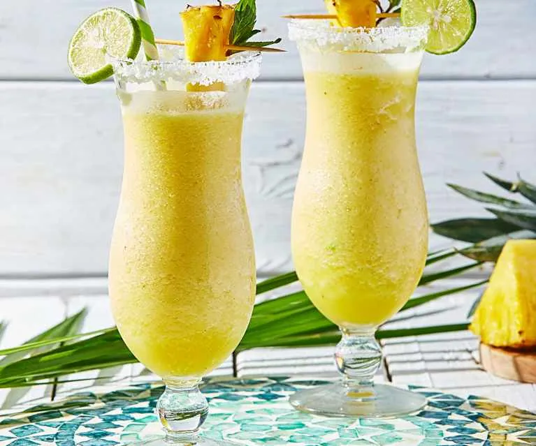 Zdjęcie Najlepsze drinki z ananasem, które orzeźwiają i zachwycają smakiem