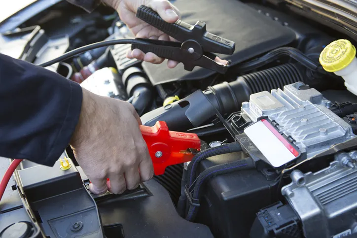 Zdjęcie Jak podłączyć kable rozruchowe i uratować auto z rozładowanym akumulatorem