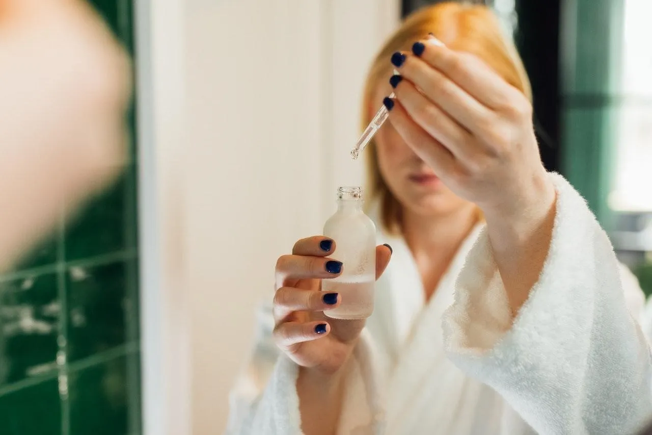 Zdjęcie Jak nakładać serum na twarz, aby uzyskać maksymalne efekty pielęgnacyjne