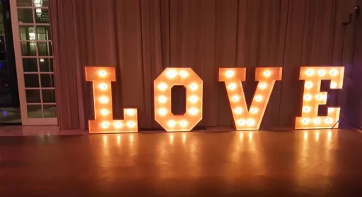 Zdjęcie Ile kosztuje napis love na wesele? Sprawdź ceny i opcje wynajmu