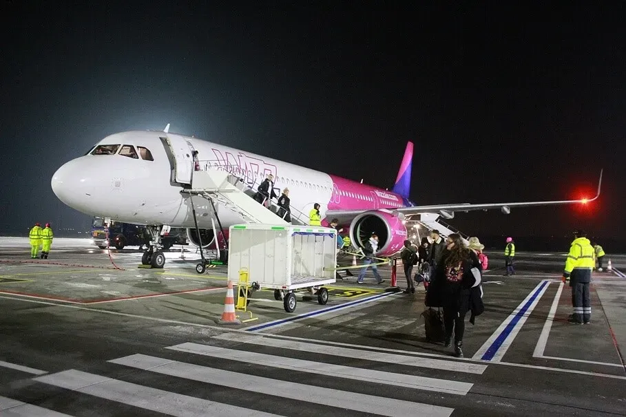 Zdjęcie Ile wcześniej trzeba być na lotnisku Wizz Air, aby uniknąć problemów?