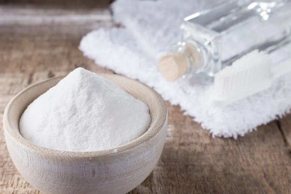 Zdjęcie Czy soda oczyszczona odbarwia ubrania? Dowiedz się, jak uniknąć zniszczeń