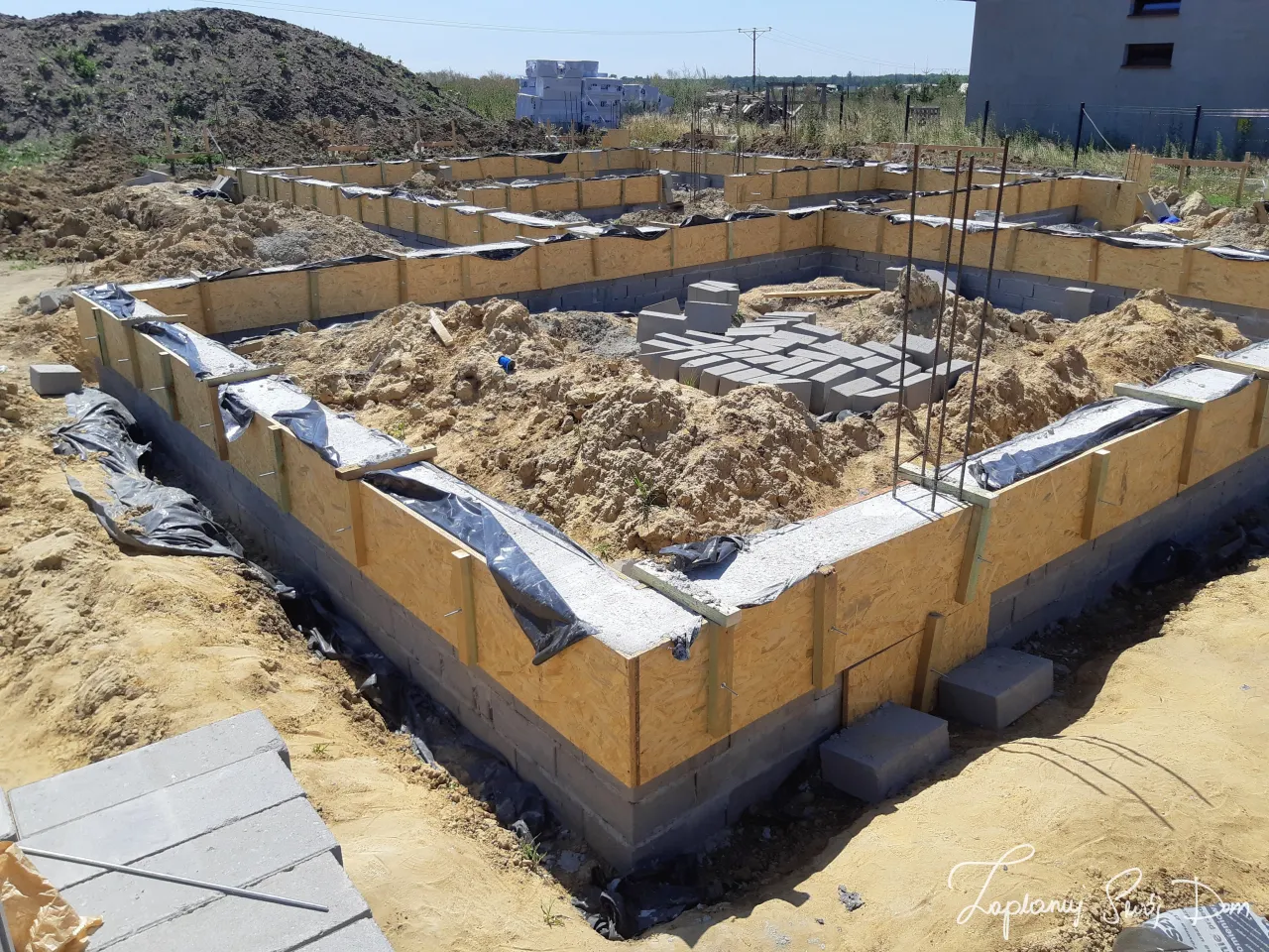 Zdjęcie Ile kosztują fundamenty pod dom 120m2 - praktyczny cennik i kalkulacje