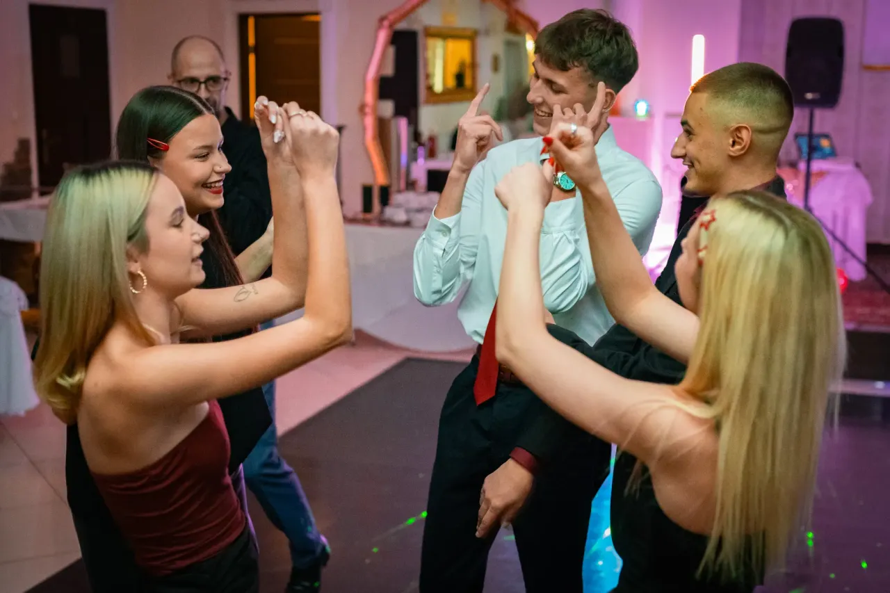 Zdjęcie Ile bierze fotograf za 18 urodziny? Ceny, pakiety i porady
