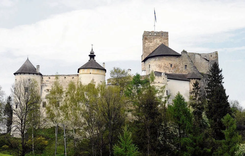 Zdjęcie Zamek w okolicy Zakopanego: odkryj fascynującą historię i atrakcje