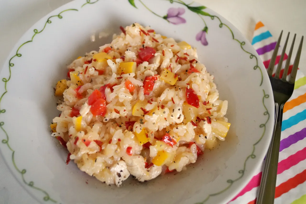 Zdjęcie Co czyni risotto z kurczakiem i papryką aż tak sycącym i smacznym?
