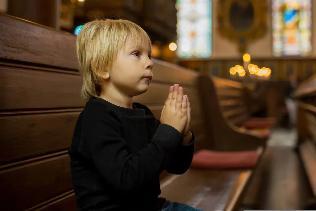 Zdjęcie Czy w kościele można być w czapce? Zasady etykiety wyjaśnione