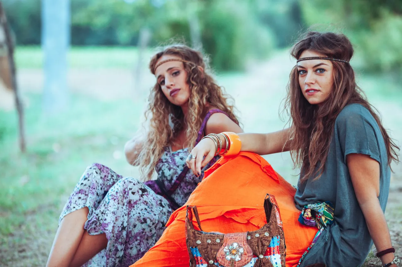 Zdjęcie Moda lat 70.: Jak stworzyć niezapomniany strój na imprezę?