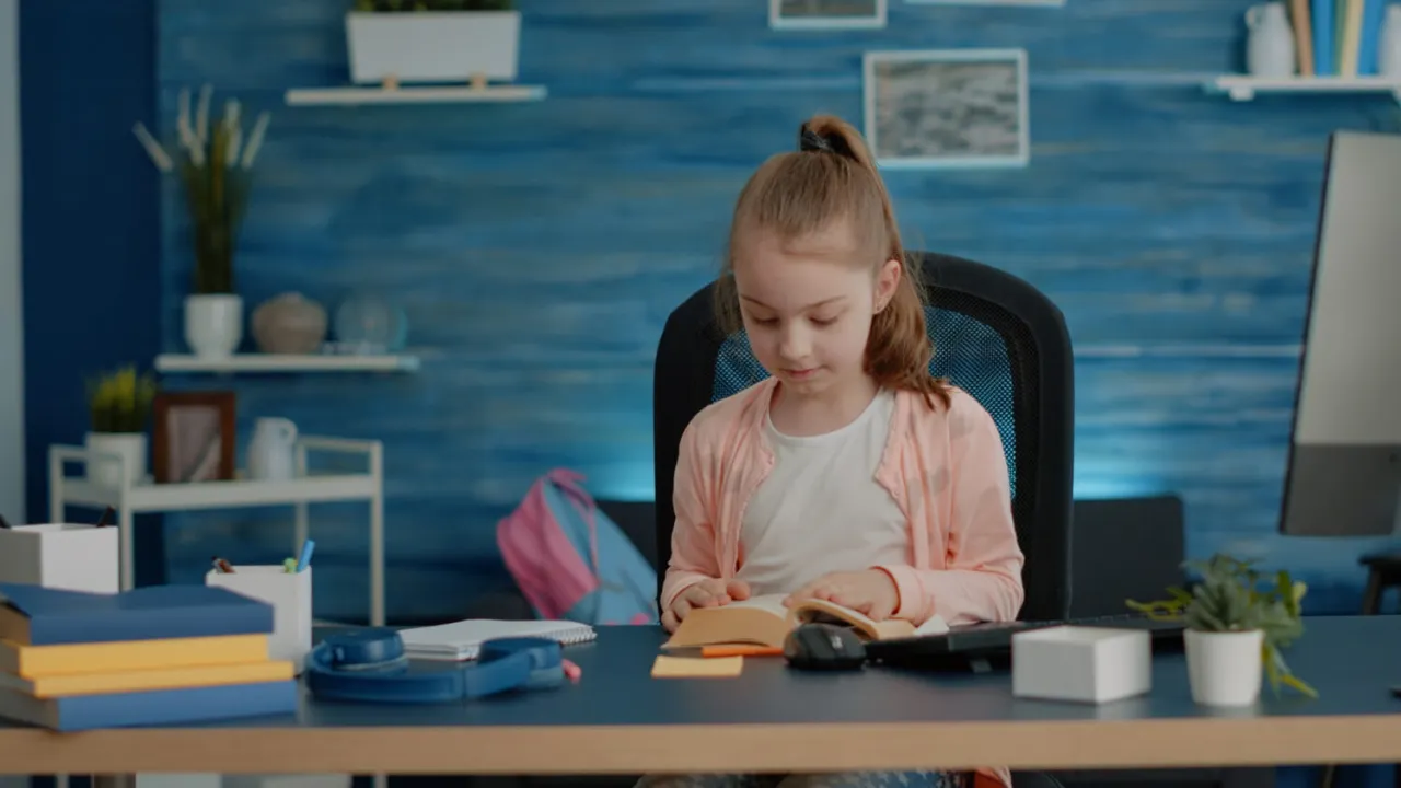 Zdjęcie Jakie krzesło do biurka dla dziecka, aby uniknąć bólu pleców?