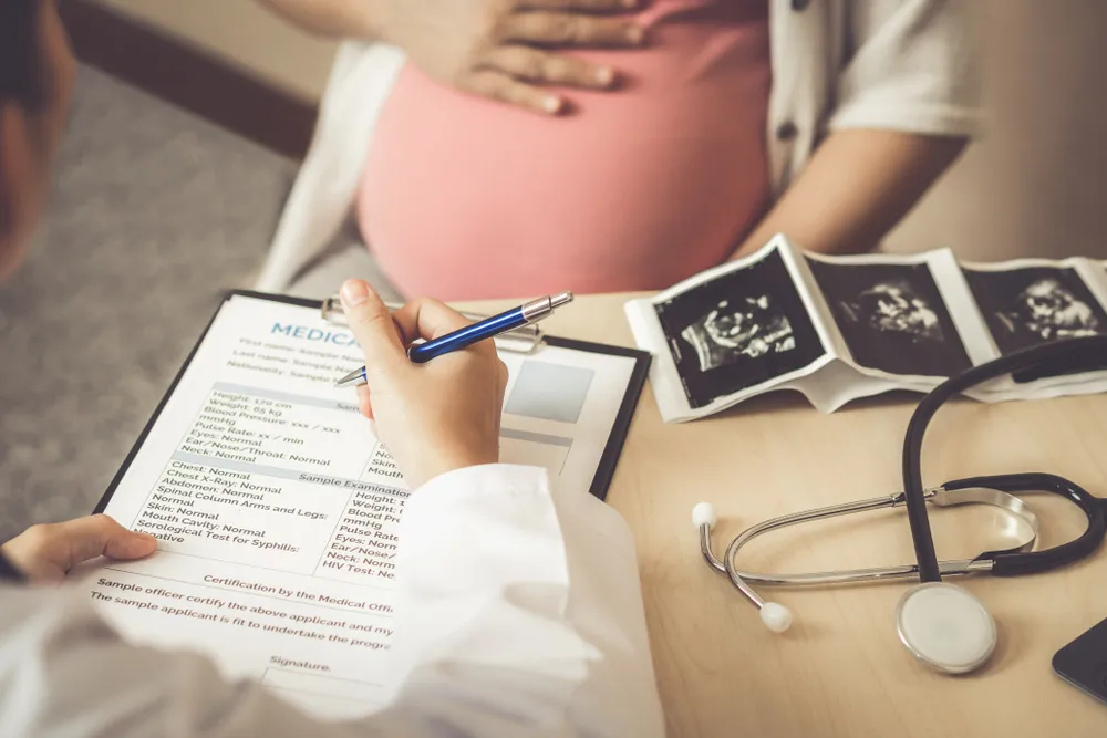 Zdjęcie Czy na L4 w ciąży można podróżować? Oto ważne ograniczenia i zasady