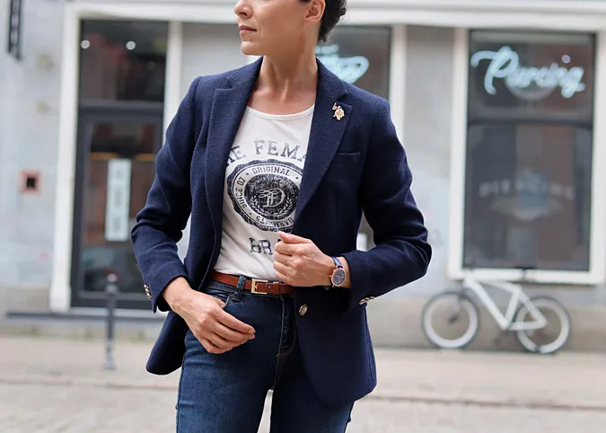 Zdjęcie Jaki t-shirt do marynarki damskiej? Odkryj idealne stylizacje