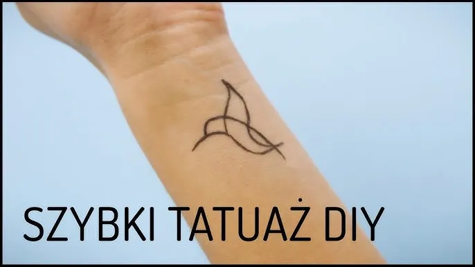 Zdjęcie Jak zrobić tatuaż z papieru i perfum - łatwy sposób na tymczasowy efekt