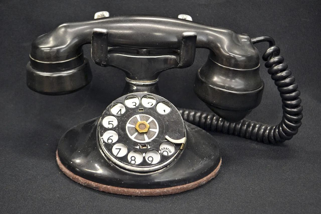 Zdjęcie Kto wynalazł pierwszy telefon komórkowy i jak zmienił świat?