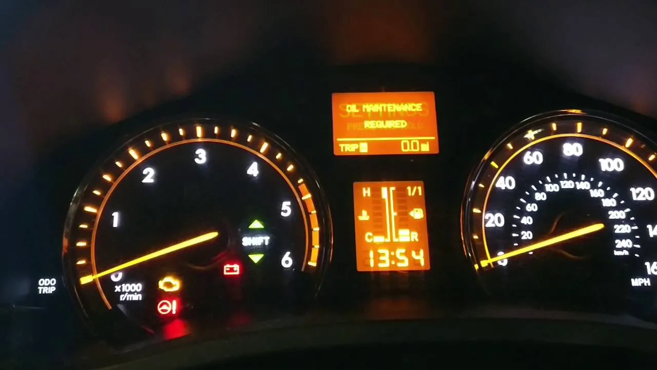 Zdjęcie Co oznacza komunikat oil maintenance required w Toyocie?