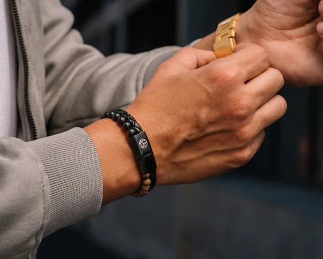 Zdjęcie Na której ręce nosi się bransoletkę? Odkryj najlepsze opcje i znaczenie