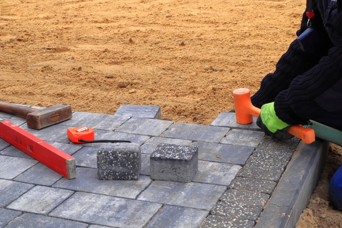 Zdjęcie Jak zmyć cement z kostki brukowej - skuteczne metody i porady