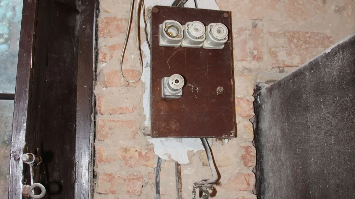Zdjęcie Czy można zabudować skrzynkę elektryczną? Zasady i praktyczne porady