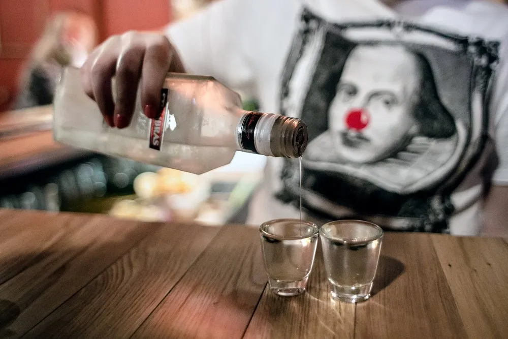 Zdjęcie Ile kosztuje kieliszek wódki w barze? Ceny, które Cię zaskoczą