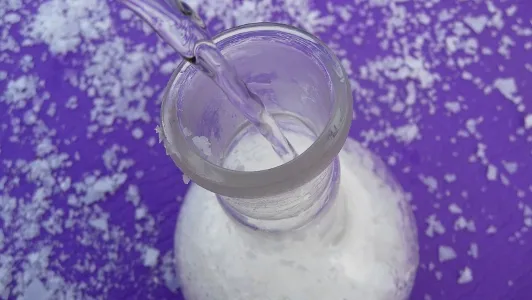 Zdjęcie Jak zrobić oliwę magnezową w prosty sposób i uniknąć podrażnień