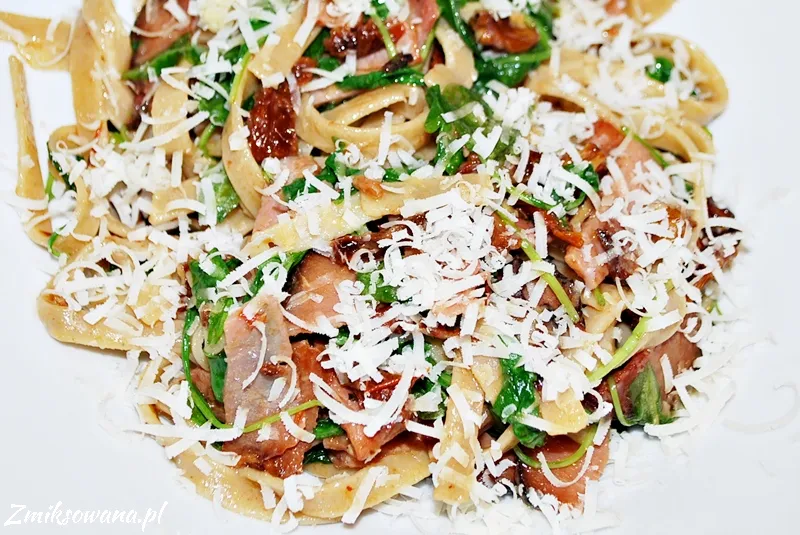 Zdjęcie Przepyszny makaron z rukolą i szynką parmeńską - łatwy przepis