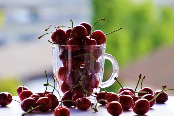 Zdjęcie Co na ból brzucha po czereśniach? Skuteczne metody na ulgę i przyczyny