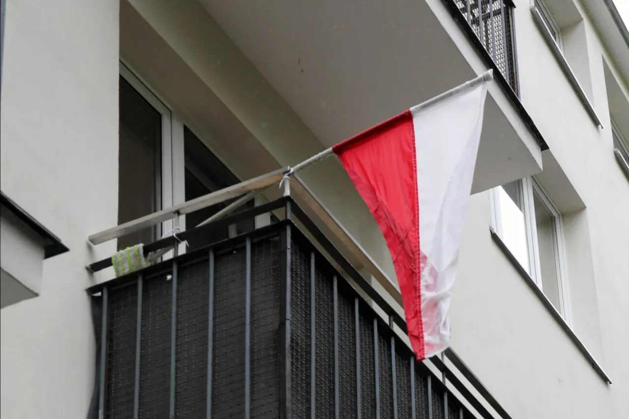 Zdjęcie Jak powiesić flagę na balkonie - proste kroki, które musisz znać
