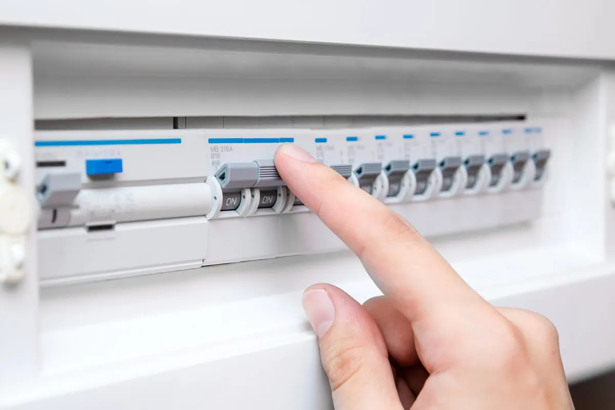 Zdjęcie Czy można zabudować skrzynkę elektryczną? Poznaj ważne zasady i porady
