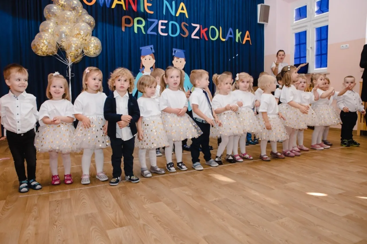 Zdjęcie Jak ubrać dziecko na pasowanie na przedszkolaka: najlepsze propozycje stroju