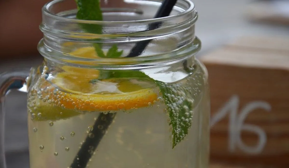 Zdjęcie Kruszon drink - przepis na orzeźwiający napój z białym winem