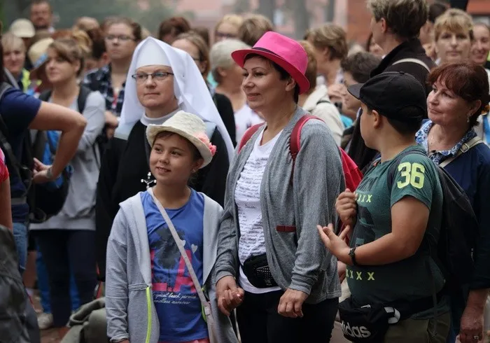 Zdjęcie Czy w kościele można być w czapce? Zasady, które warto znać