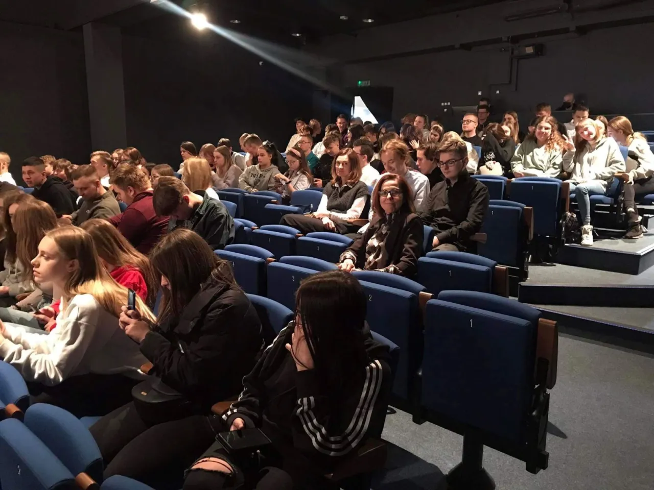 Zdjęcie Szalone nożyczki spektakl - interaktywna przygoda w teatrze, nie przegap!
