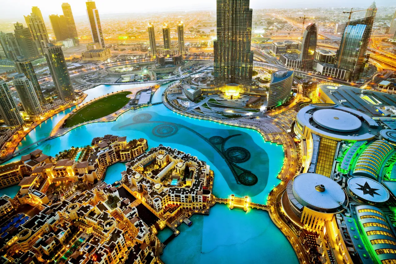 Zdjęcie Nad jakim morzem leży Dubaj? Odkryj jego strategiczne położenie