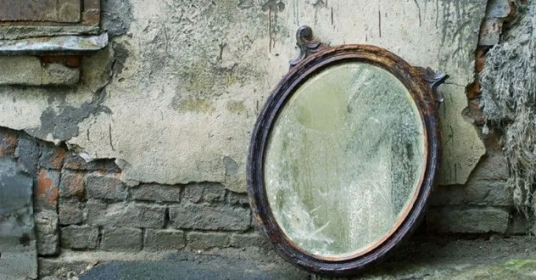 Zdjęcie Jak wyczyścić zmatowiałe lustro i przywrócić mu blask w prosty sposób