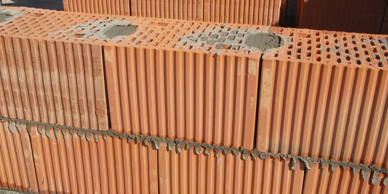 Zdjęcie Pustak ceramiczny czy beton komórkowy - który materiał budowlany jest lepszy?