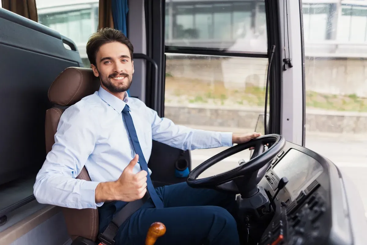 Zdjęcie Ile godzin może jechać kierowca autokaru? Poznaj ważne przepisy