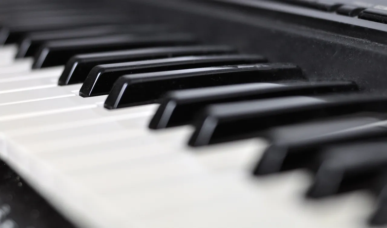 Zdjęcie Ile zajmuje nauka gry na pianinie? Odkryj czas potrzebny na postępy
