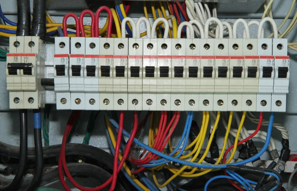 Zdjęcie Co w rozdzielni elektrycznej? Kluczowe elementy i ich funkcje