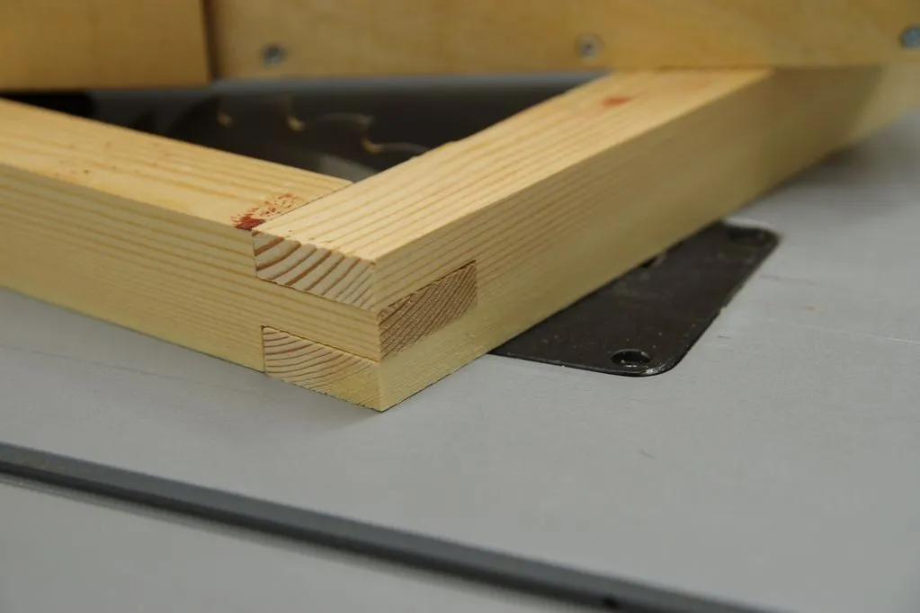 Zdjęcie Łączenie desek wzdłuż: 5 skutecznych technik dla stolarzy