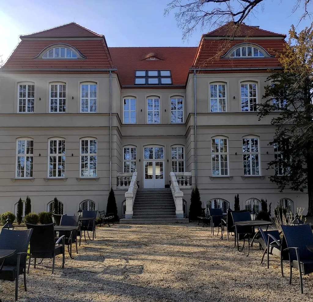 Zdjęcie Pałac w Rajkowie: fascynująca historia i atrakcje turystyczne