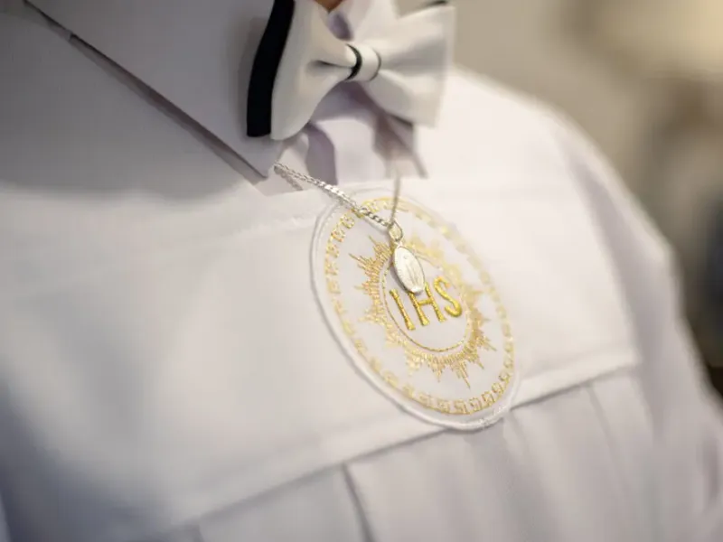 Zdjęcie Co ubrać chłopcu pod albę, aby zapewnić mu komfort i elegancję