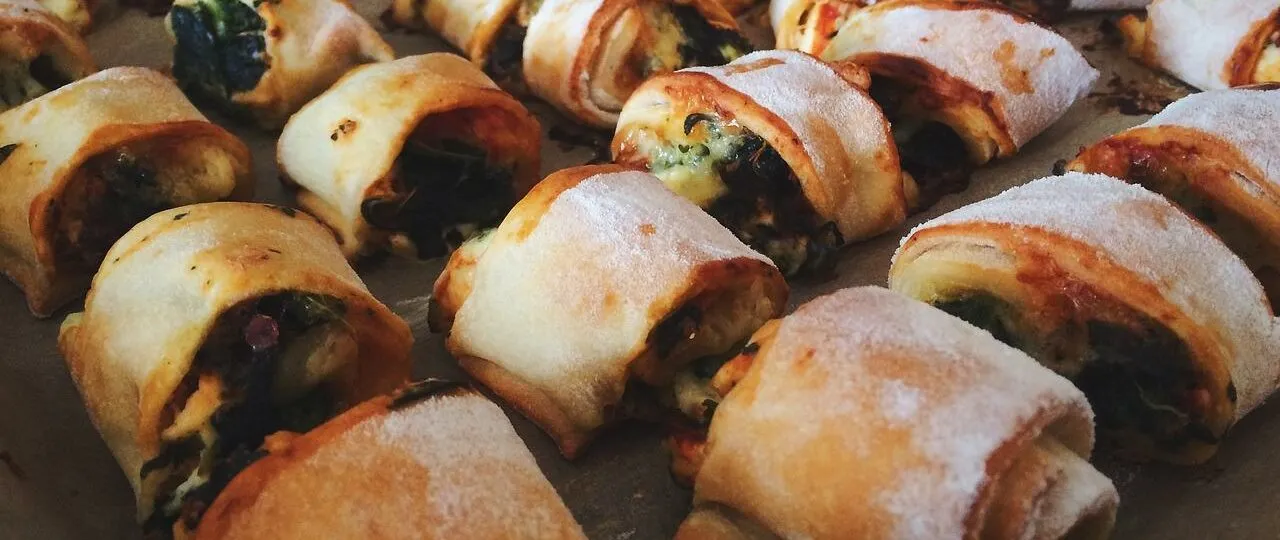 Zdjęcie Ile kcal ma bułka z serem? Zaskakujące wartości kaloryczne!