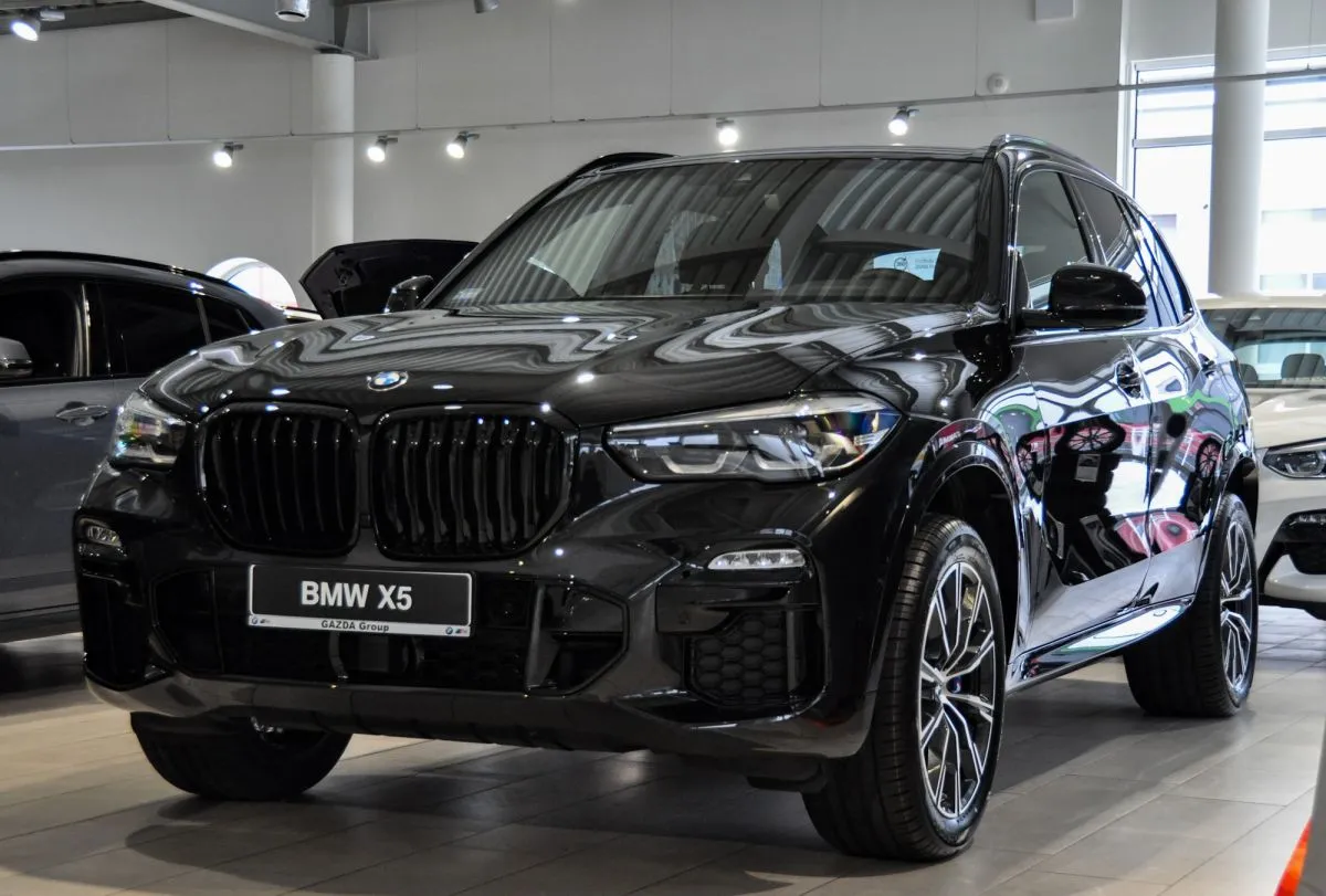 Zdjęcie BMW X5 czarne - luksusowy SUV o sportowym charakterze