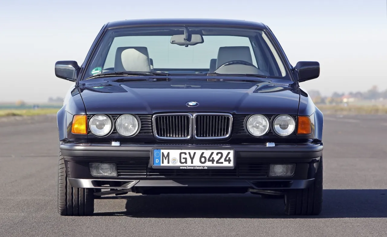 Zdjęcie BMW E32 – historia, silniki, wyposażenie i wyjątkowy komfort jazdy