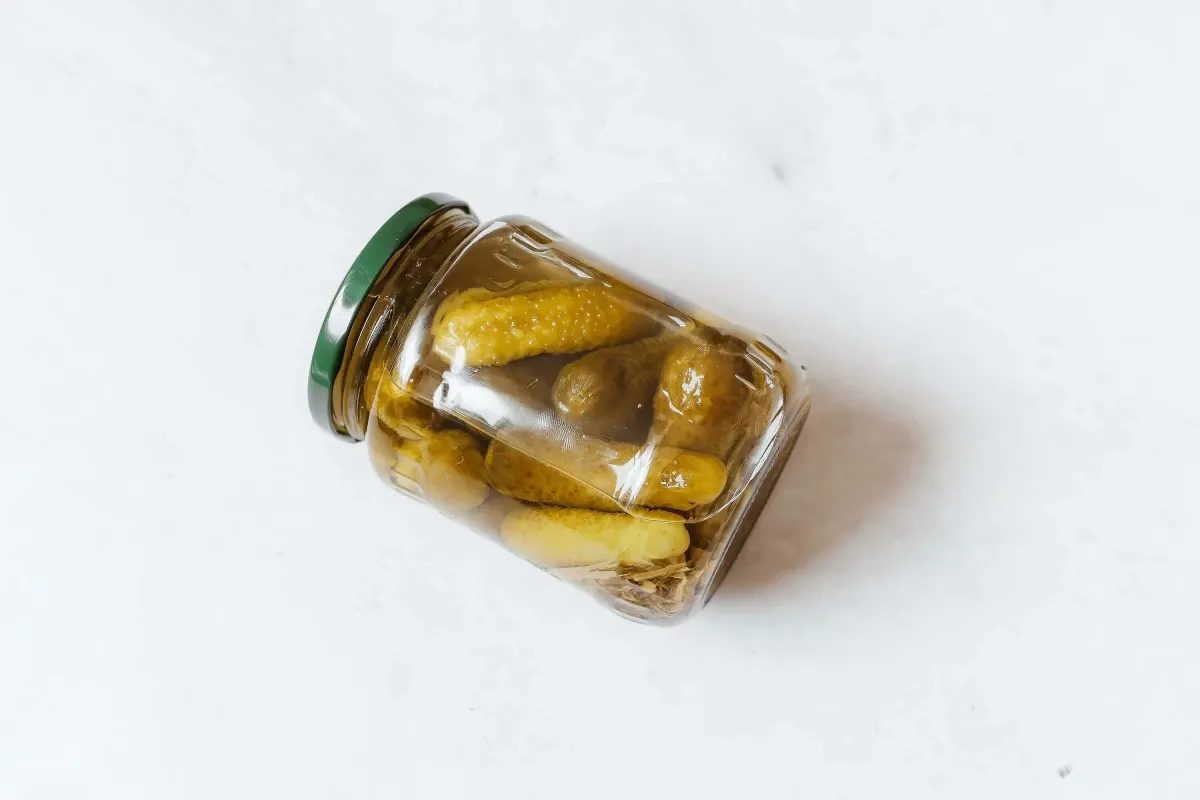 Zdjęcie Jak dodać składniki do ogórków kiszonych, żeby były twarde?