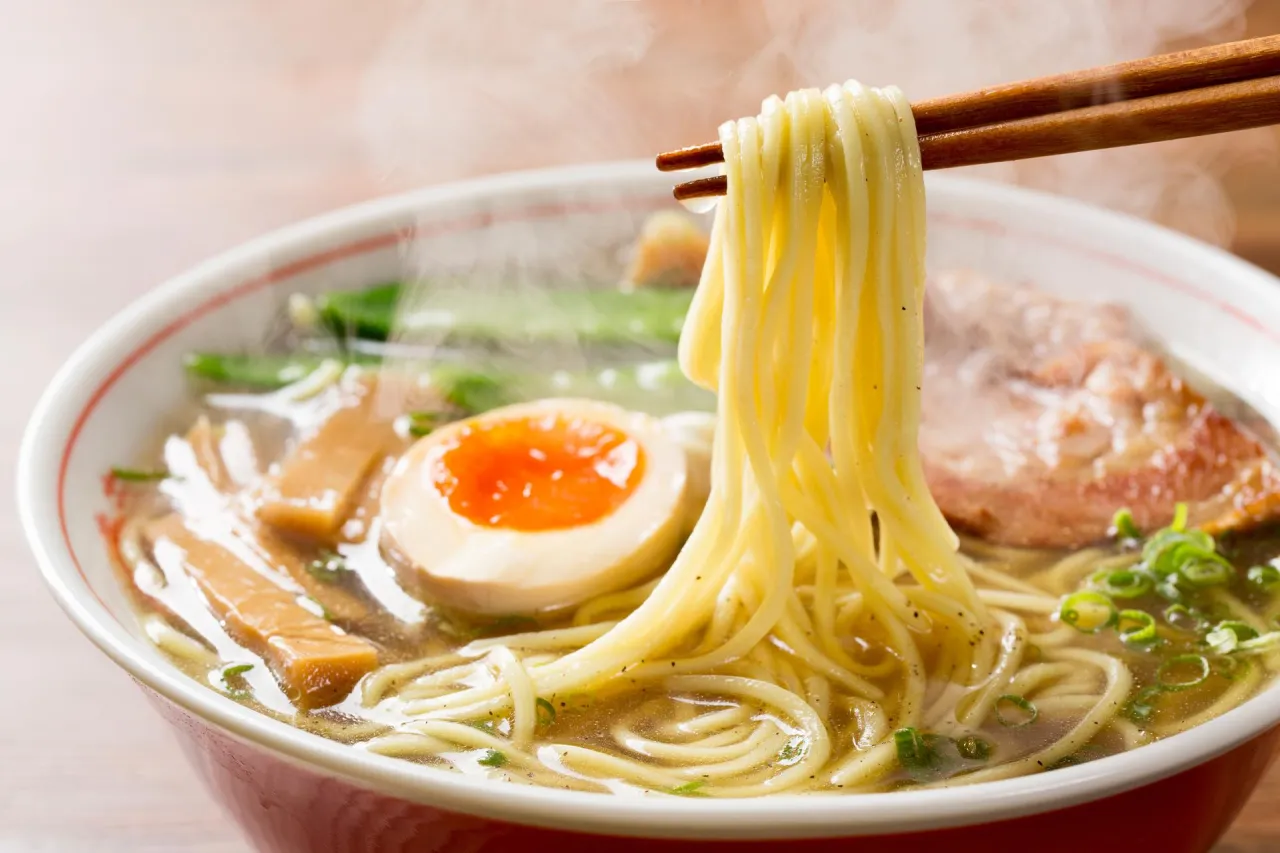 Zdjęcie Ramen co to za potrawa? Odkryj sekrety tej wyjątkowej zupy